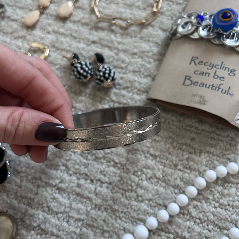 Miscellaneous Lot of Various Vintage & Modern Costume Jewelry Gold/Silver Tone - Picture 7 of 8